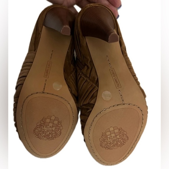 VINCE CAMUTO WOMEN’S SUEDE ANKLE BOOTIES, CAMEL - Picture 8 of 11